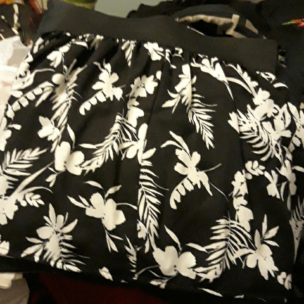 Black and white floral print miniskirt